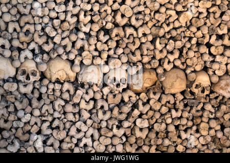 Capela dos Ossos o Cappella delle Ossa - è uno dei più noti monumenti di Evora, Portogallo. Si tratta di una piccola cappella interna situata accanto al entranc Foto Stock
