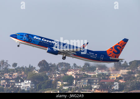 Sun Country Airlines Boeing 737-8K2 N817SY in partenza dall'Aeroporto Internazionale di San Diego. Foto Stock
