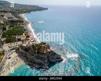 Vista aerea di Tropea, casa sulla roccia e il Santuario di Santa Maria dell'Isola, Calabria. L'Italia. Mete turistiche Foto Stock