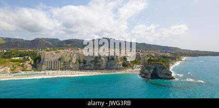 Vista aerea di Tropea, casa sulla roccia e il Santuario di Santa Maria dell'Isola, Calabria. L'Italia. Mete turistiche Foto Stock