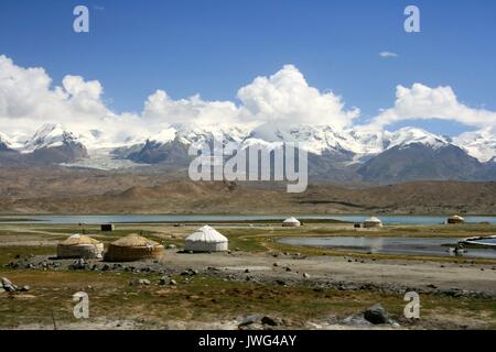 Yurta di fronte Lago Karakul vicino a Kashgar Foto Stock