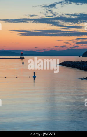 Colorato Tramonto Tramonto shot del faro sul Lago Champlain con Montagne Adirondack in background presi da Burlington, Vermont, Foto Stock