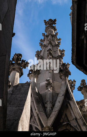 I dettagli delle guglie superiore dello stile gotico torre dell orologio sul Neues Rathaus, Municipio nuovo in Marienplatz, la Piazza Marien, Monaco di Baviera, germa Foto Stock