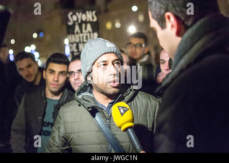 Intervista televisiva in strada. Omaggio alle vittime di Charlie Hebdo uccisione a Parigi il 7 gennaio 2015. Foto Stock