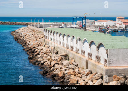 Il porto di Tarifa visto dallo stretto di Gibilterra che collega la Spagna al Marocco, il tratto di mare che si unisce all'Oceano Atlantico al Mar Mediterraneo Foto Stock