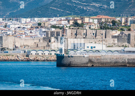 Tarifa: skyline visto da lo Stretto di Gibilterra che collega la Spagna al Marocco, il tratto di mare che si unisce all'Oceano Atlantico al Mar Mediterraneo Foto Stock