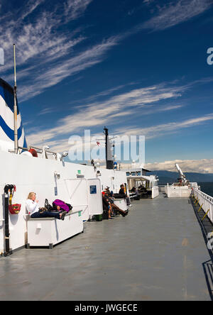 Il ponte superiore della MV Regina di Cowichan traghetto per auto azionati dalla BC Ferries su un viaggio di Nanaimo Vancouver Island British Columbia Canada Foto Stock