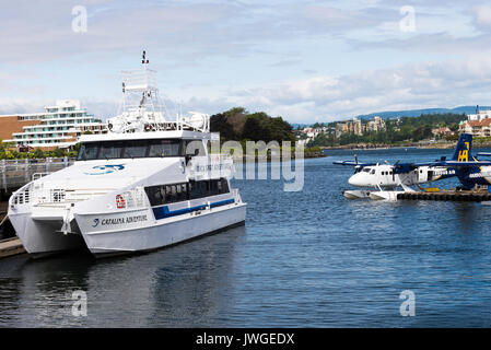 Idrovolanti colorato nella zona del Porto Interno di Victoria con traghetti e battelli sull'Isola di Vancouver British Columbia Canada Foto Stock