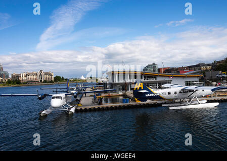 Idrovolanti colorato nella zona del Porto Interno di Victoria con traghetti e battelli sull'Isola di Vancouver British Columbia Canada Foto Stock