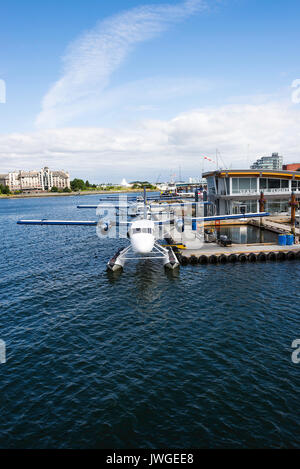Idrovolanti colorato nella zona del Porto Interno di Victoria con traghetti e battelli sull'Isola di Vancouver British Columbia Canada Foto Stock