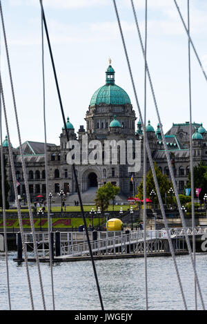 La bella cupola di British Columbia il Palazzo del Parlamento in Victoria e il Porto Interno con barche, Marina e ormeggi Victoria BC Canada Foto Stock