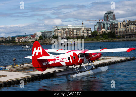 Idrovolanti colorato nella zona del Porto Interno di Victoria con traghetti e battelli sull'Isola di Vancouver British Columbia Canada Foto Stock