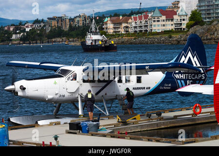Idrovolanti colorato nella zona del Porto Interno di Victoria con traghetti e battelli sull'Isola di Vancouver British Columbia Canada Foto Stock