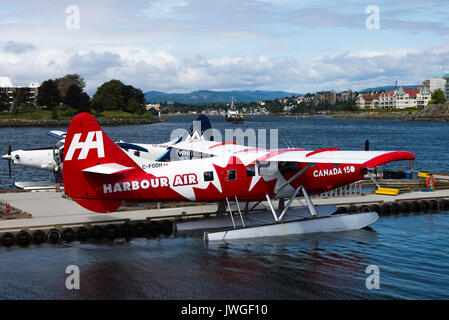 Idrovolanti colorato nella zona del Porto Interno di Victoria con traghetti e battelli sull'Isola di Vancouver British Columbia Canada Foto Stock