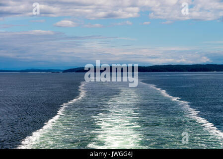 La scia creata da un BC Ferries Traghetto per trasporto auto e passeggeri Voyaging da Swartz Bay a Tsawwassen Vancouver British Columbia Canada Foto Stock