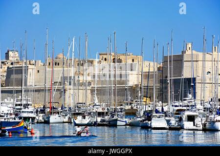 Vista di Senglea e Vittoriosa marina e il lungomare edifici con le viste verso Fort St Angelo, Vittoriosa (Birgu), Malta, l'Europa. Foto Stock