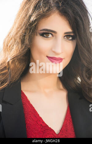Bella giovane donna sorridente all'aperto Foto Stock