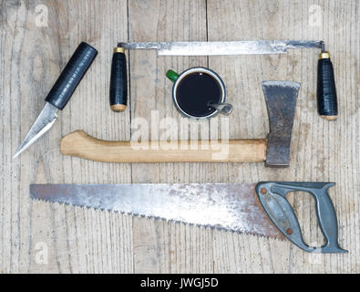 Un set di falegname gli strumenti sul tavolo di legno Foto Stock