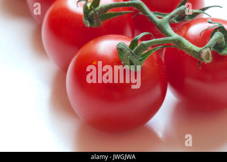 I pomodori sono una fonte eccellente di vitamina C Foto Stock