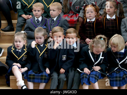 Alcuni dei 13 set di gemelli, (dalla parte superiore sinistra) Tyler e Zach McAllister, Kendal e Skye McCabe, (riga inferiore) Elanor e Isobel McShane, Harry e Reilly piccole, Martine e Naomi Smith, che iniziano la scuola primaria della zona Inverclyde questa settimana si sono riuniti per un photocall presso il St Patrick la scuola primaria a Greenock. Foto Stock