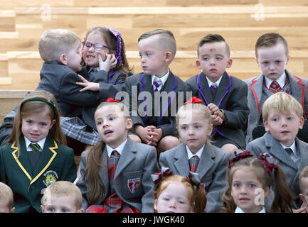 13 set di gemelli, (dalla parte superiore sinistra) Lucas e Peyton Anderson, Christopher e Cameron Collins, Cooper Deegan, (seconda riga) Louise Dominick, Annie e Penny Donnelly e Cameron Hynes, che iniziano la scuola primaria della zona Inverclyde questa settimana si sono riuniti per un photocall presso il St Patrick la scuola primaria a Greenock. Foto Stock