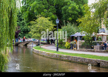 Bouron sull'acqua village center stream e ponte Foto Stock