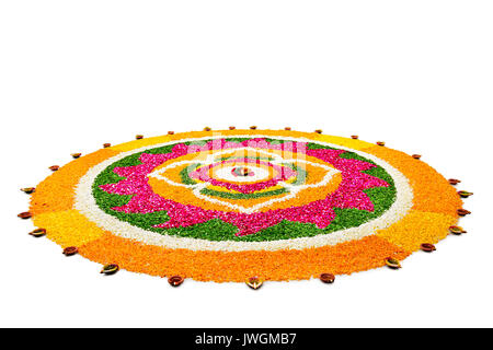 E decorativi tradizionali festival diwali lampade sui fiori design rangoli india Foto Stock