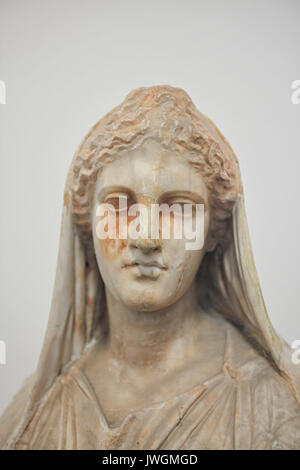 Antica statua in marmo della donna greca Foto Stock