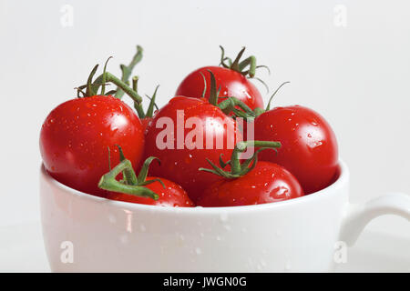 I pomodori sono una fonte eccellente di vitamina C Foto Stock