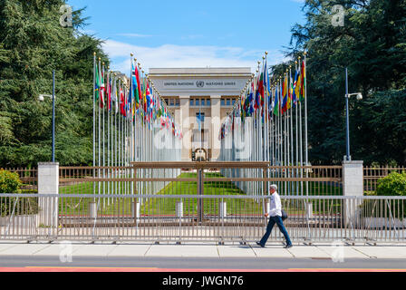 Passerby sulla Place des Nations (Piazza delle Nazioni) con sullo sfondo il Allee des Nations. Ginevra, Svizzera. Foto Stock