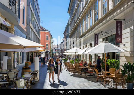 Bar e caffè su Laurinska Street nel centro storico della città, Bratislava, Slovacchia Foto Stock