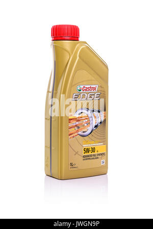 Olio motore Castrol Edge su uno sfondo bianco. Studio foto. Foto Stock