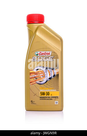 Olio motore Castrol Edge su uno sfondo bianco. Studio foto. Foto Stock