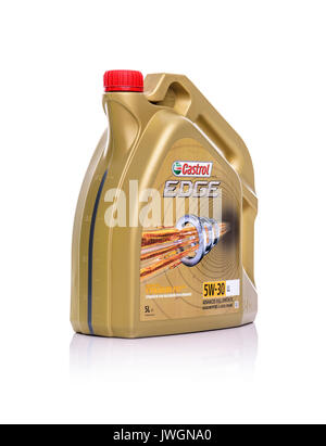 Olio motore Castrol Edge su uno sfondo bianco. Studio foto. Foto Stock