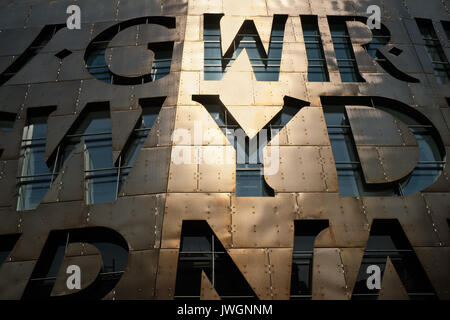 Un primo piano di una sezione della facciata del Wales Millennium Centre, Cardiff Bay Foto Stock