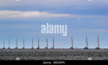 12 Clipper barche a vela passato la fattoria eolica presso il Mersey Bar prima che la vela in Liverpool davanti a questa domenica inizio del Clipper il giro del mondo in barca a vela. Foto Stock