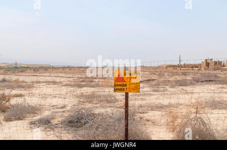 Campo minato sign in ebraico e arabo, inglese nella valle del Giordano, Israele Foto Stock