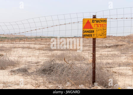 Campo minato sign in ebraico e arabo, inglese nella valle del Giordano, Israele Foto Stock