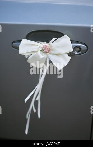 Fiocco decorativo su auto gestire per decorazioni per matrimoni Foto Stock