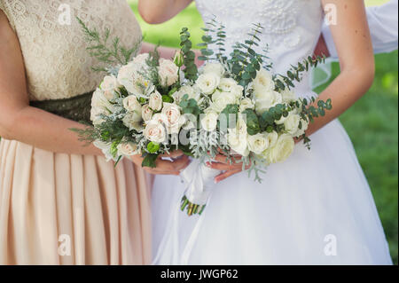 Sposa e damigella con mazzi Foto Stock