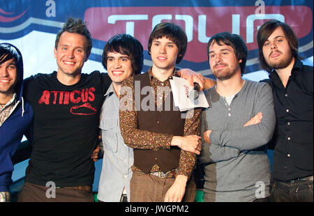 (L-R) Pete Wentz Fall out Boy, Mark Hoppus Blink 182/+44 Brendon Urie, Ryan Ross, Jon Walker, Spencer Smith Panic! Discoteca che posa Honda Civic Center Torrance, California. Foto Stock