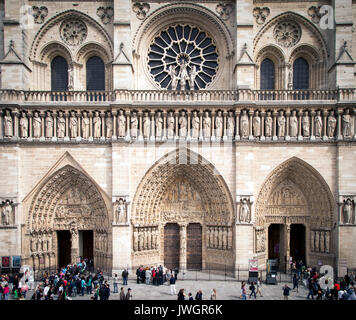 Facciata della cattedrale di Notre Dame di Parigi Francia Foto Stock