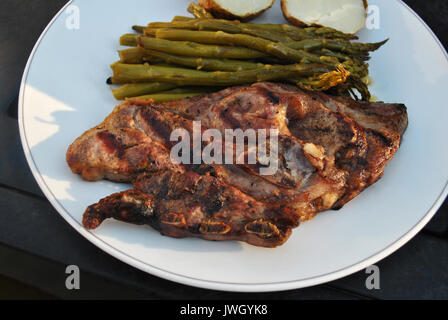 Lamb Chop servita con gustosi i lati Foto Stock