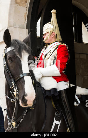 Horse Guard sentry al di fuori della casa museo di cavalleria, la Sfilata delle Guardie a Cavallo, Whitehall, Londra, Inghilterra, Regno Unito. Foto Stock