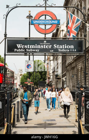 Ingresso alla stazione della metropolitana di Westminster e alla metropolitana pubblica e ai servizi igienici, Londra, Westminster, Inghilterra, Regno Unito Foto Stock