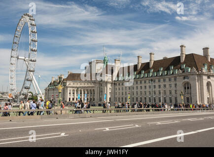 La nuova barriera di sicurezza fuori dall'ex County Hall sul Westminster Bridge, Londra, Inghilterra, Regno Unito Foto Stock