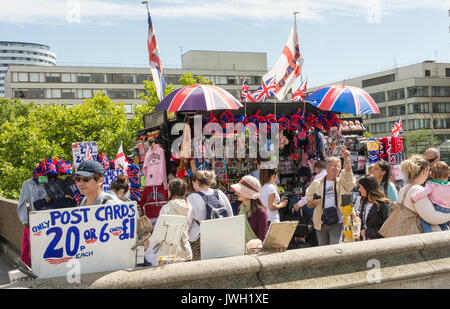 Un occupato chiosco di souvenir sul Westminster Bridge al di fuori di St Thomas Hospital di Londra, Regno Unito Foto Stock