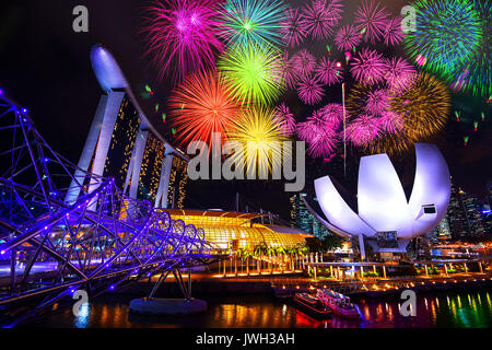 Paesaggio urbano Singapore e fuochi d'artificio in notturna a Singapore. Foto Stock