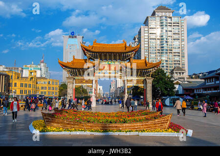 Kunming, in Cina- Mach 3, 2017: il portone è un pezzo tradizionale di architettura e lo stemma della città di Kunming in Cina. Foto Stock