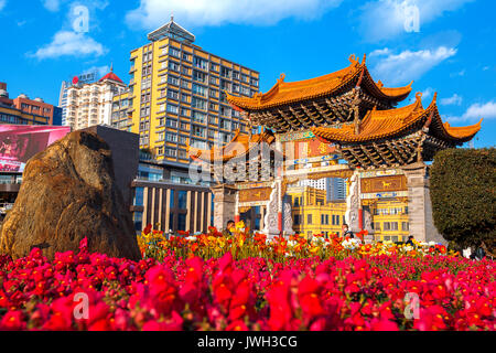 Kunming, in Cina- Mach 3, 2017: il portone è un pezzo tradizionale di architettura e lo stemma della città di Kunming in Cina. Foto Stock